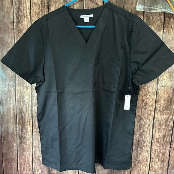Amazon Essentials Men’s Classic Fit V-Neck Short Sleeve Scrub Top - Picture 1 of 4